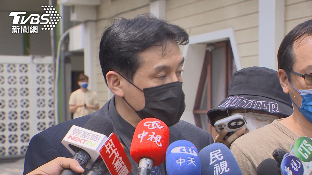 黃暐瀚接受採訪仍冷靜應答。(圖/TVBS)