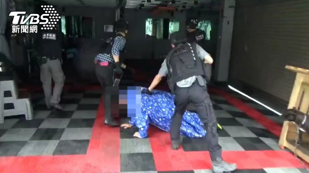 警攻堅犯嫌據點。(圖/TVBS)