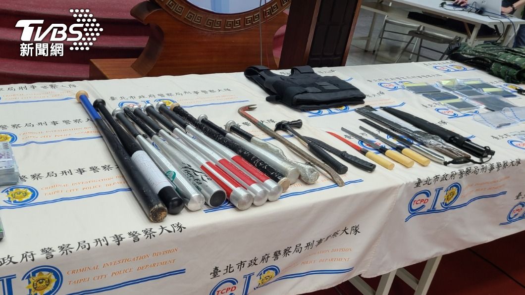 警查扣多項武器。(圖/TVBS)