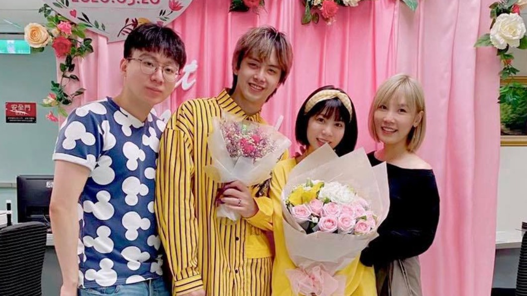 田亞霍去(2020)年登記結婚,邀來歌手李佳薇證婚。(圖/翻攝自田亞霍臉書)