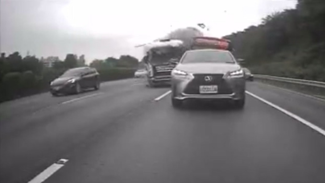 國三北上土城段嚴重車禍　5車連撞1女頸部受傷