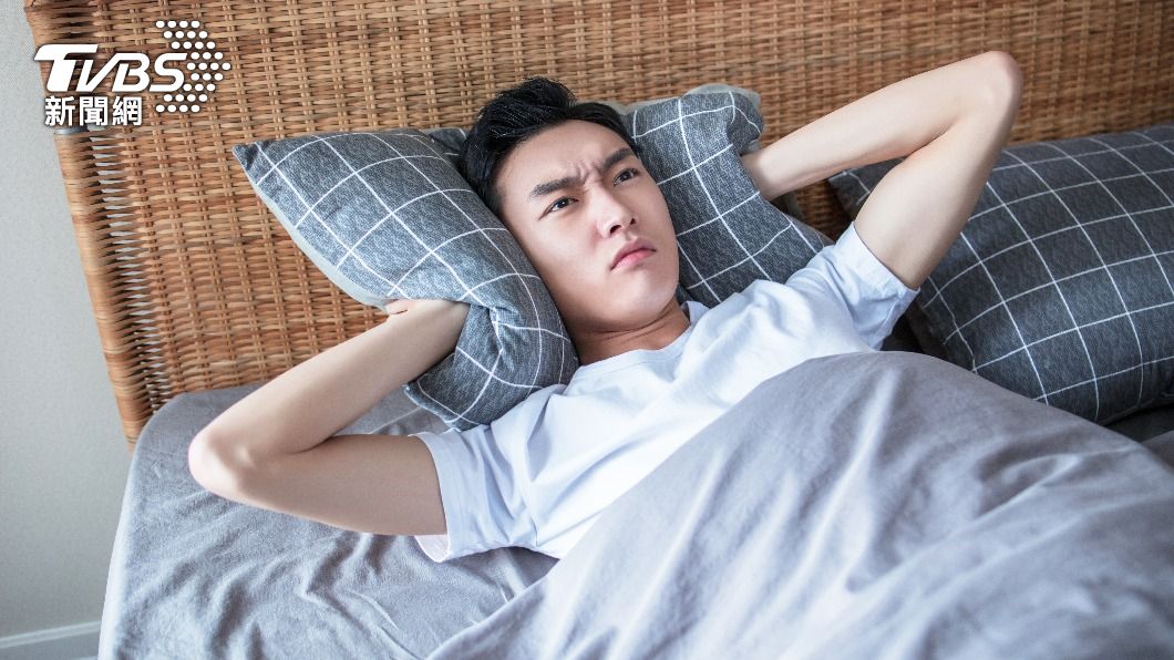 男子受不了鄰居的彈琴聲。(示意圖/shutterstock 達志影像)