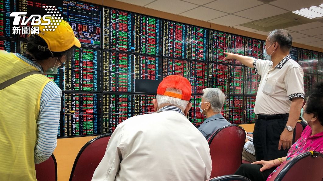 鋼鐵塑化點火 台股萬七關卡僅差臨門一腳