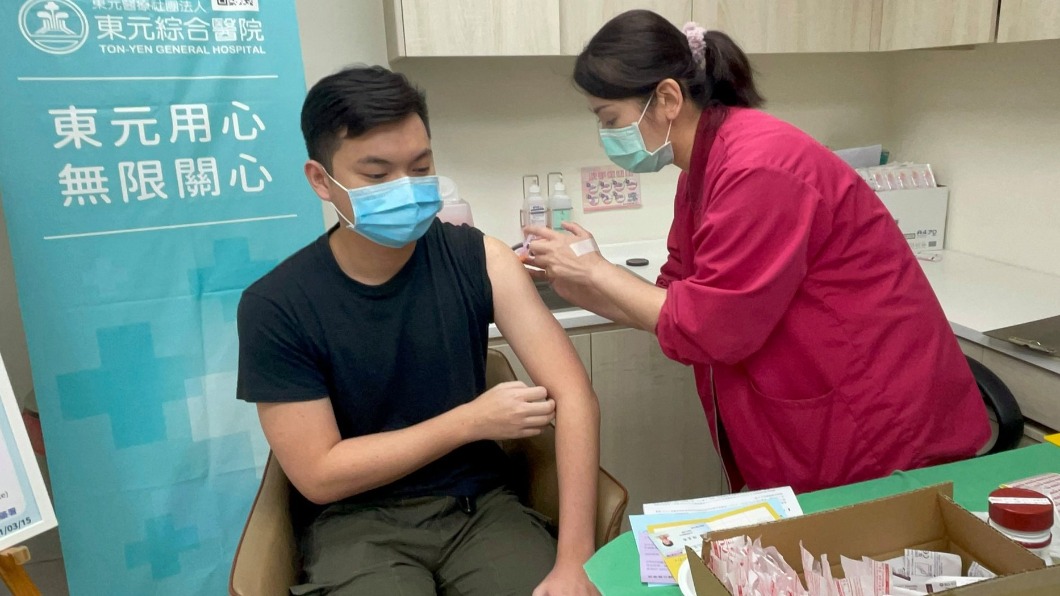 東元醫院回應,為了因應感染科醫師必須支援新冠疫苗接種,暫時沒有人力負責抗原檢驗工作。(圖/翻攝東元醫院臉書)