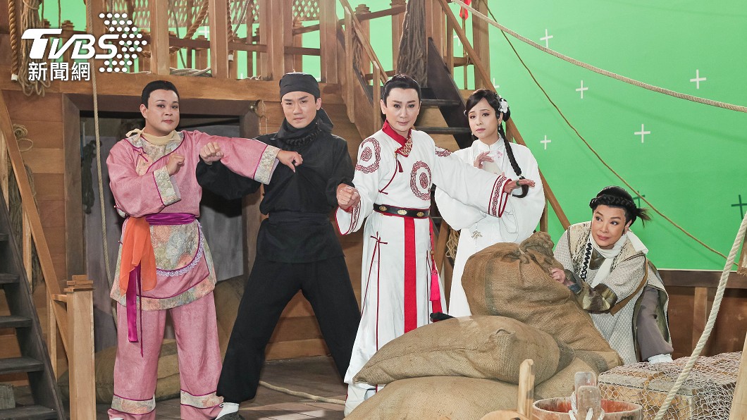 (圖右起)紀麗如、陳怡真、陳亞蘭、蔡家元、范宏恩出席《嘉慶君遊臺灣》媒體探班記者會。(圖/欣湉國際提供)