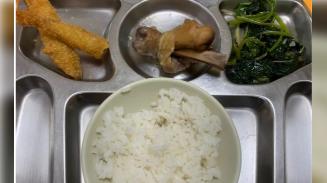 自助餐夾這樣竟要86元　網酸：吃完盤子可以帶走嗎？