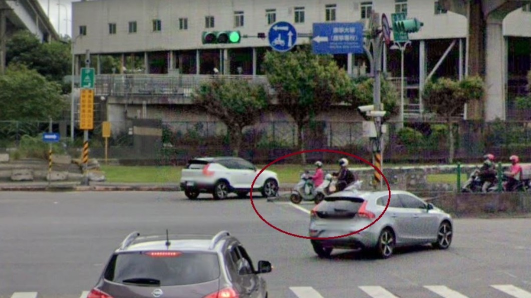 男子主張待轉格太小。(圖/翻攝自Google map)