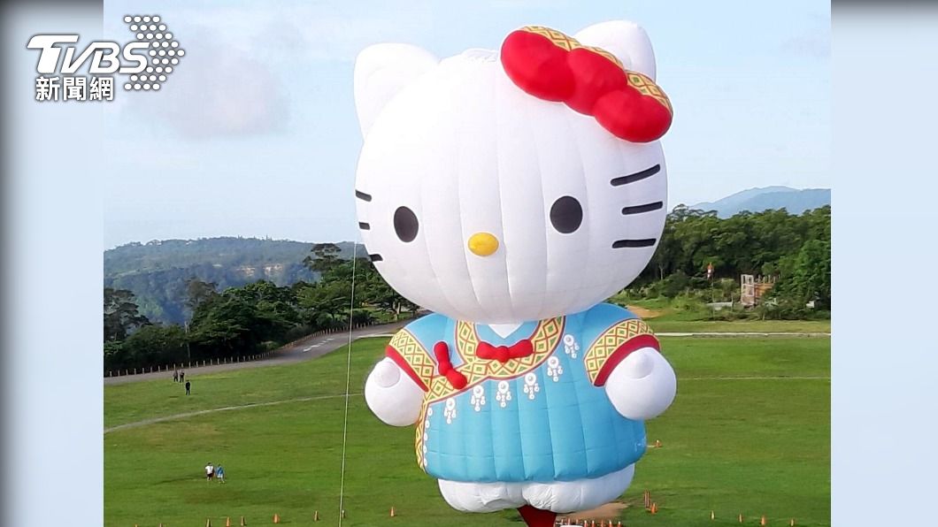 HELLOKITTY造型熱氣球吸引許多「追球迷」和「貓迷」。(圖/中央社)
