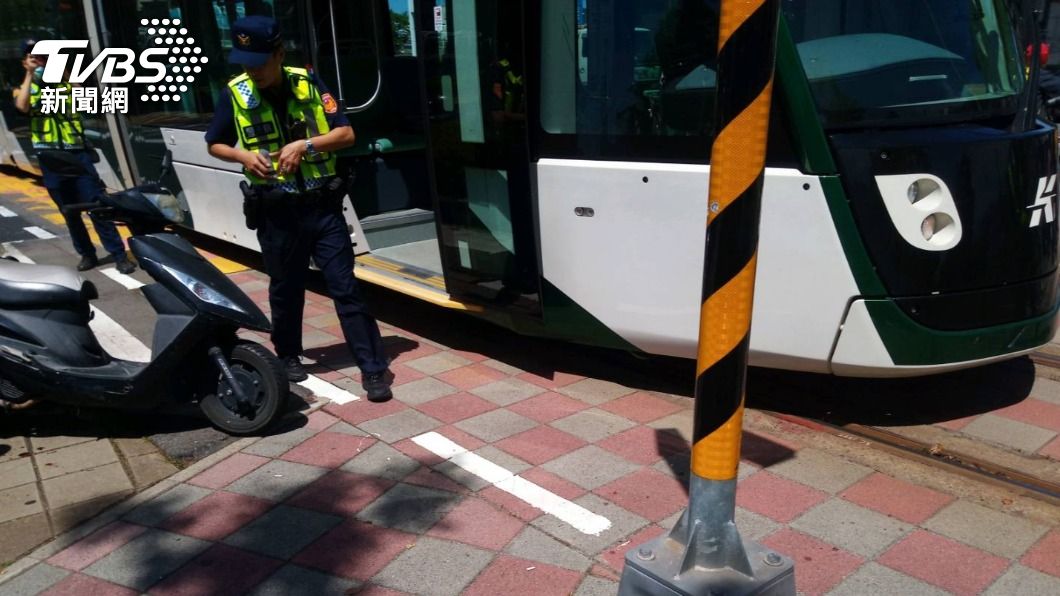機車擦撞高雄輕軌列車　肇事女騎士輕傷恐須賠償損失