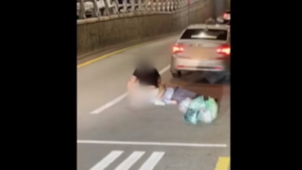犯案男子蹲在司機旁,隨即進行施暴。(圖/翻攝自Bobaedream)