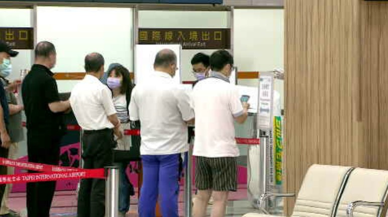 國人搭乘日航班機返回台灣。(圖/TVBS)