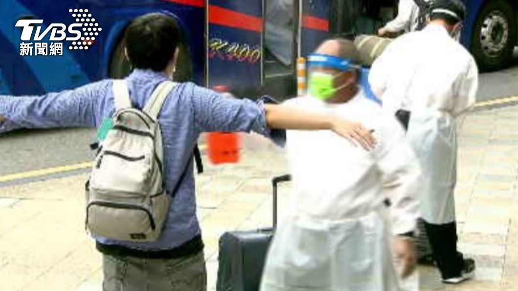 台胞自印度搭機返台入境。(圖/TVBS)