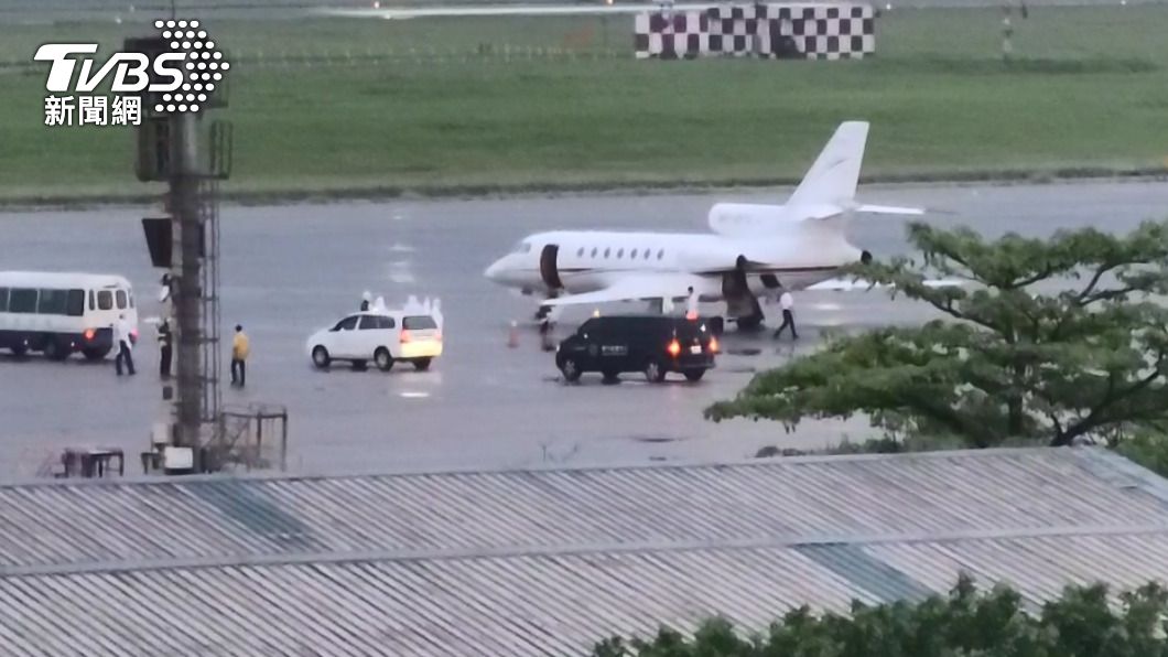 駐印度代表處確診人員 醫療專機傍晚飛抵桃園機場