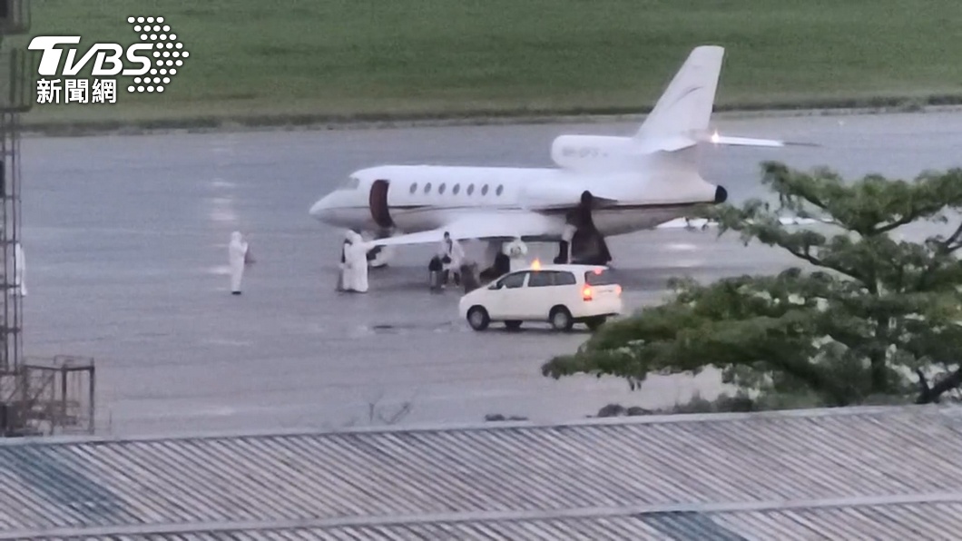 印度疫情很嚴峻,台灣還派出醫療專機把2名外交人員接回台治療。(圖/TVBS)