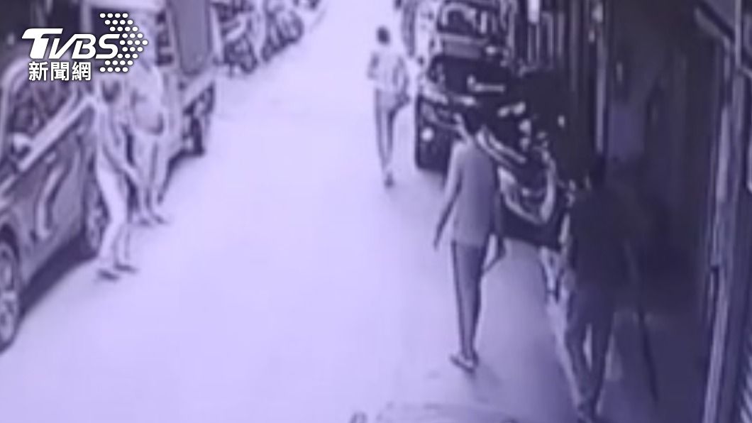 你對我女友不禮貌!酒醉男持西瓜刀理論 反被奪刀毆打