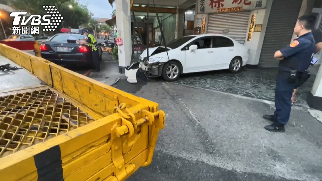 uber凌晨遭撞!肇事車後座放41枚子彈 駕駛棄車逃逸