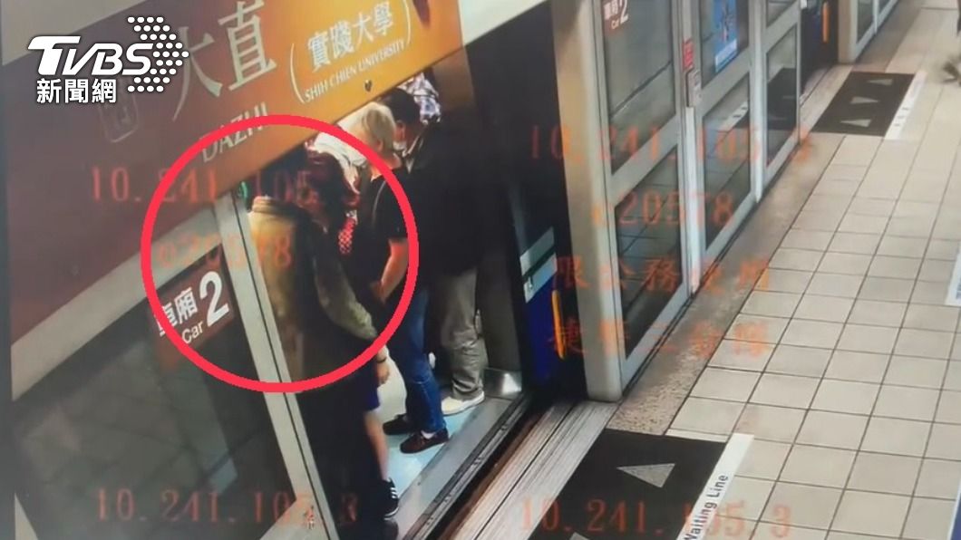 犯嫌利用人潮壅擠騷擾。