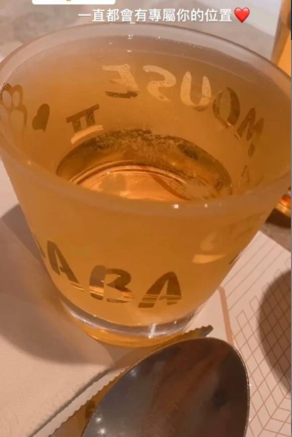 這個啤酒杯是羅尚樺親手做的,上面有2人的名字,妻子在用餐當天還在動態上寫下「一直都會有專屬你的位置」。。(圖/翻攝Dcard)