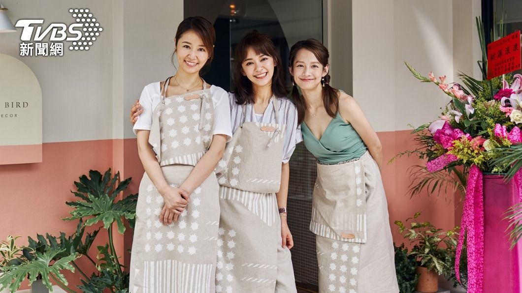 簡嫚書（右一）在《她們創業的那些鳥事》飾演「林美季」。（圖／華視提供）