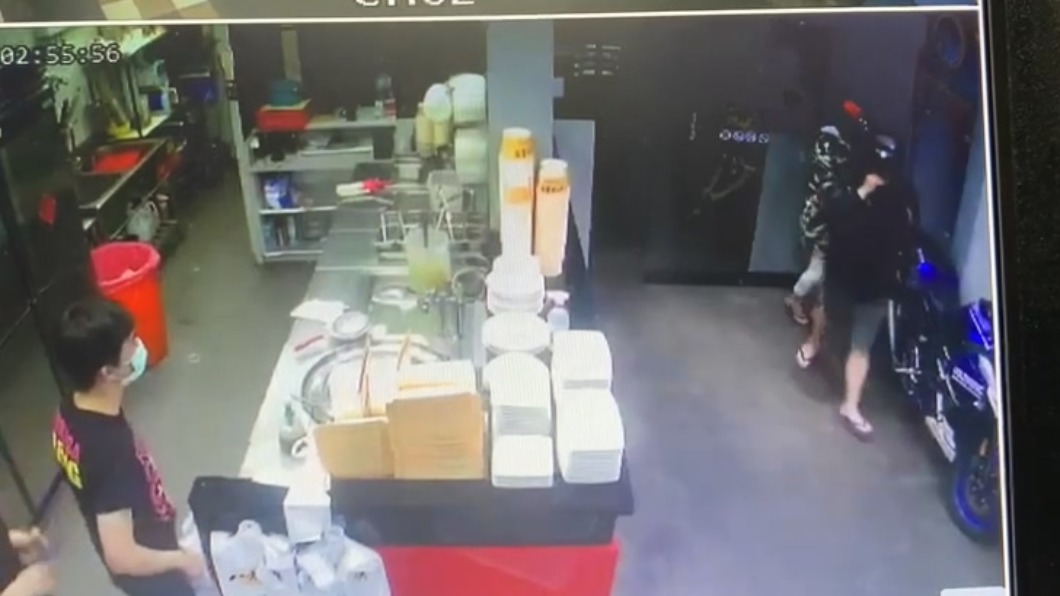 不滿店長借錢拖延不還! 鍋貼店前員工丟鞭炮洩憤遭送辦