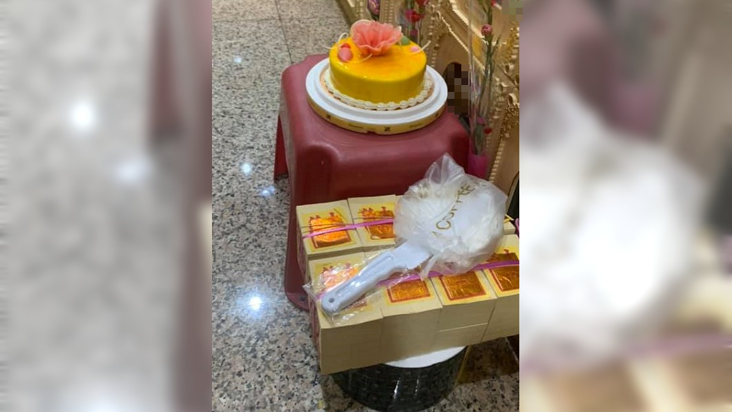 男子帶著蛋糕前往探望亡妻。(圖/翻攝自爆廢公社)