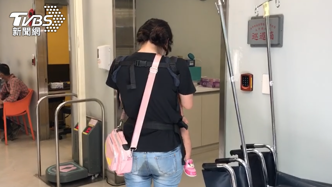 男童母親在急診室外痛哭。(圖/TVBS)