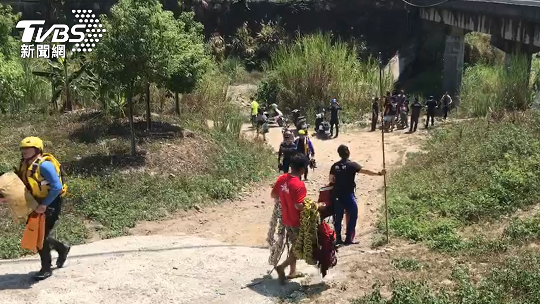 警消獲報後趕赴現場救援。(圖/TVBS)