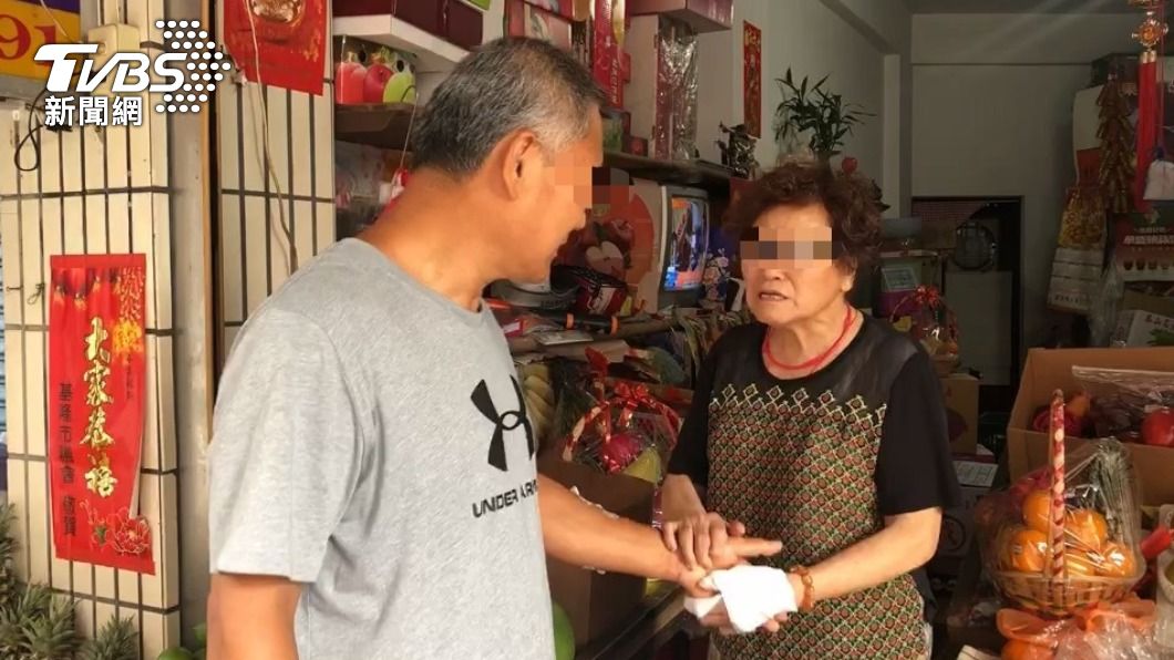 婦人向退休警致謝。(圖/TVBS)