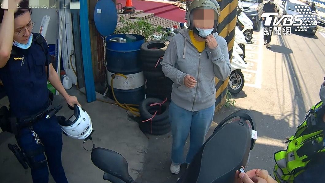 女子無助在路旁牽車，員警上前關心。（圖／警方提供）