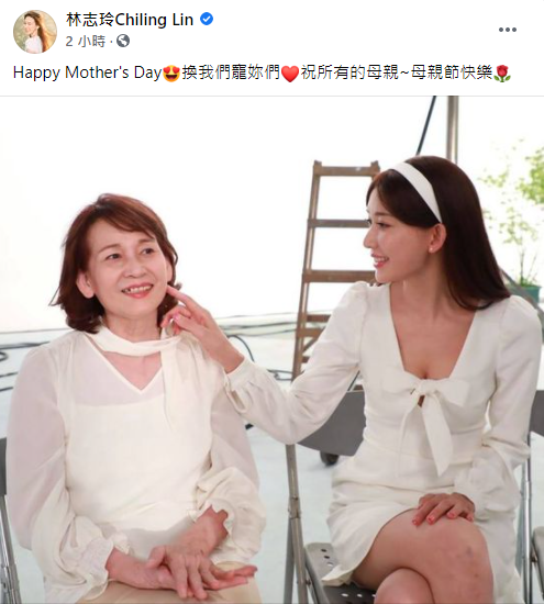 林志玲調皮戳媽媽臉頰。(圖/翻攝自林志玲Facebook)