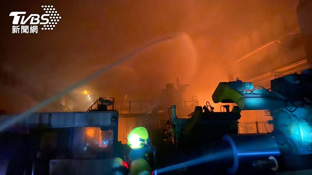 燁聯鋼鐵火警 疑操作不慎引發機台及油溝槽燃燒
