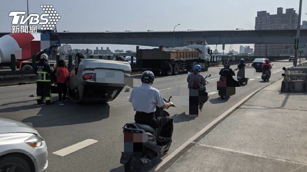 中山橋車禍!小客車與砂石車碰撞 四輪朝天翻覆