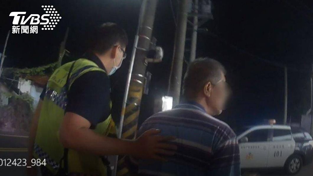 好心人三更半夜攔警車拍窗 醉漢平安返家揪甘心