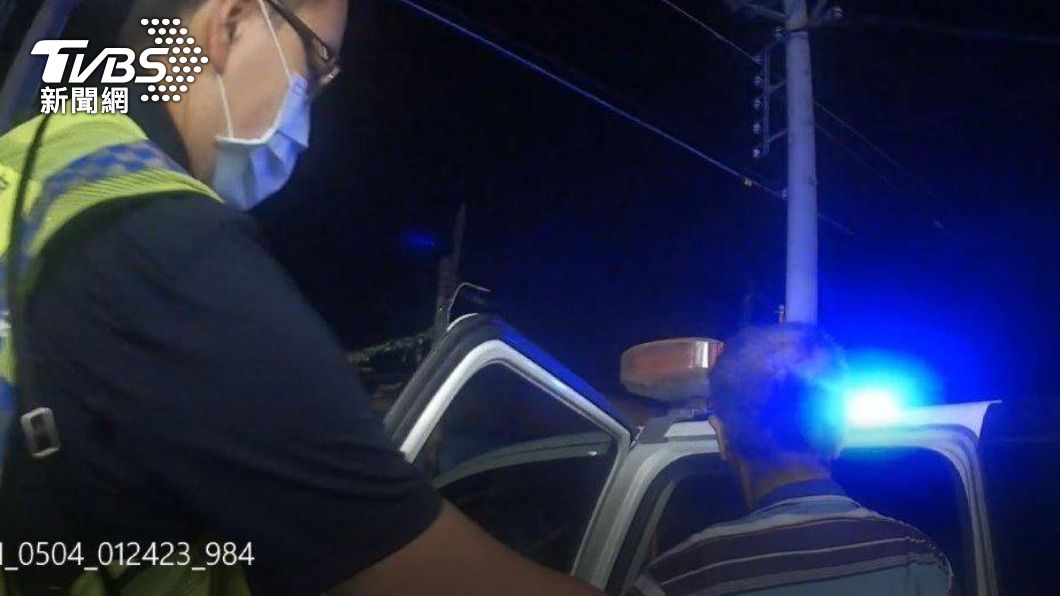 警方協助男子返家。(圖/TVBS)