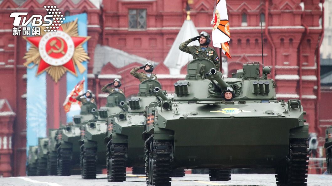 士兵乘坐BMD-4M空降戰車向普欽敬禮。(圖/達志影像路透社)