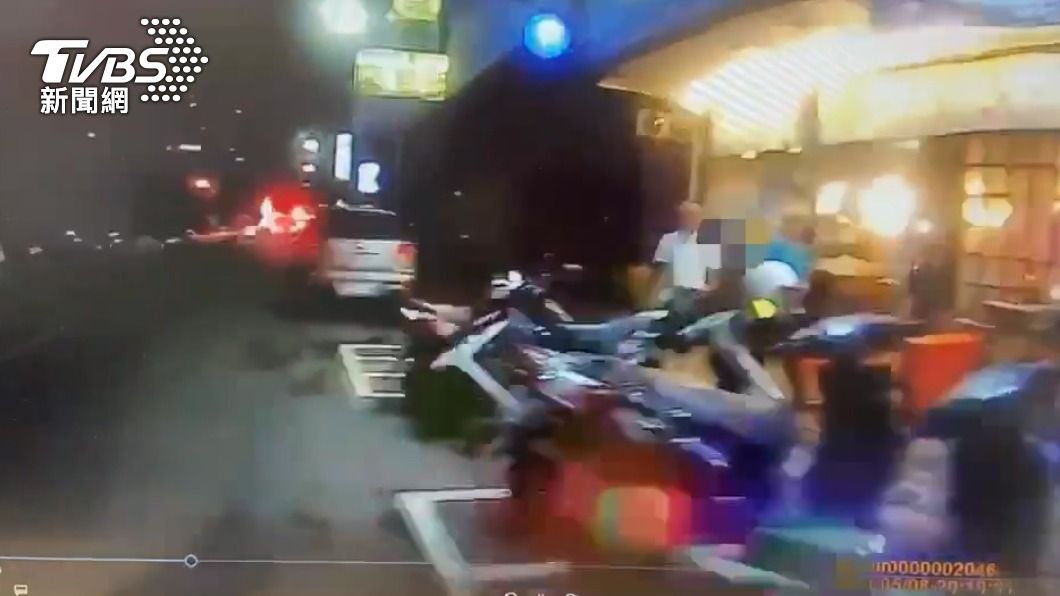 警方獲報趕抵熱炒店。（圖／TVBS）