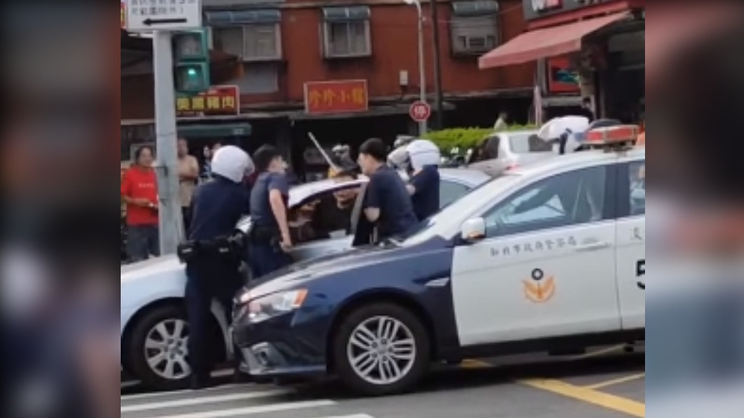 黃姓男子與朋友駕車撞人恐嚇。(圖/翻攝翻轉大新北市交通違規)