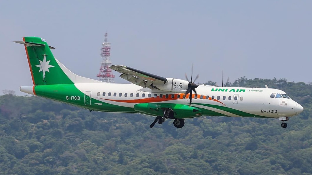 民航局透過塔台引導立榮班機迫降,所幸機上74人均安。(圖/民眾提供)