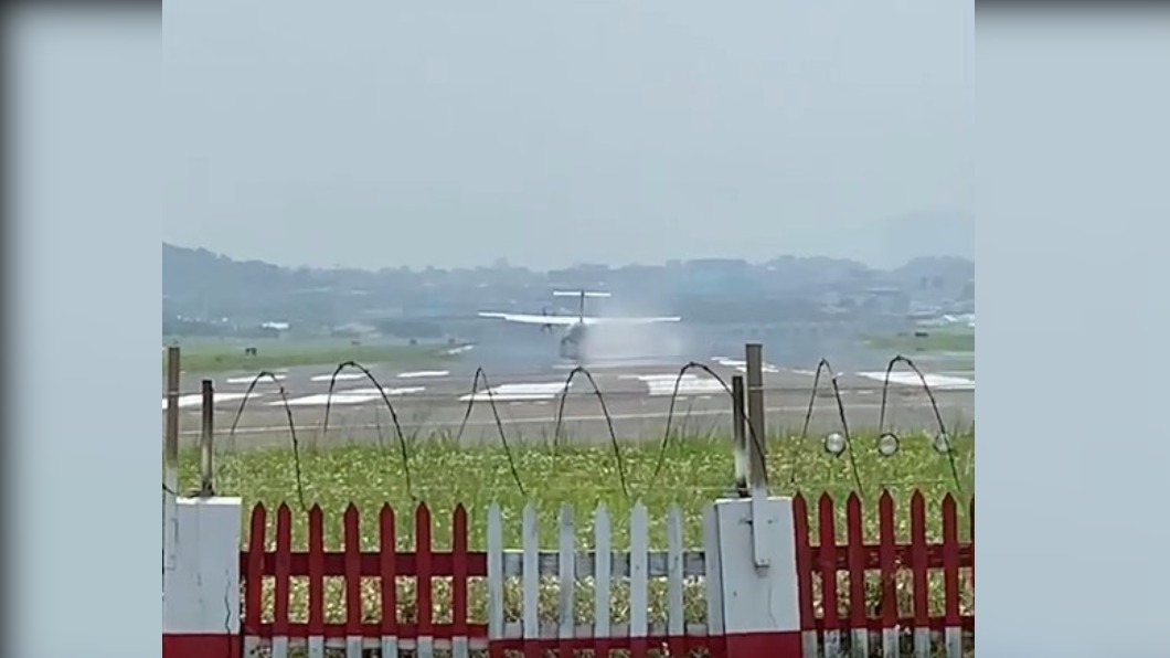 立榮飛機迫降時機場跑到冒出白煙場面相當驚險。(圖/翻攝記者爆料網)