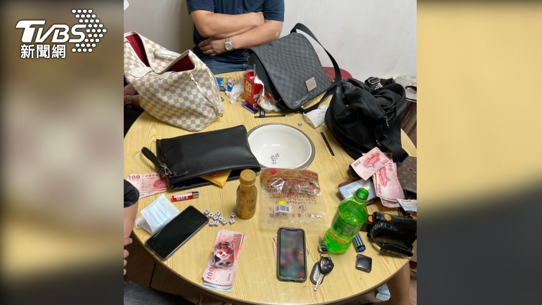 警攻堅破民宅賭場! 意外搜出改造槍支毒品及2名通緝犯