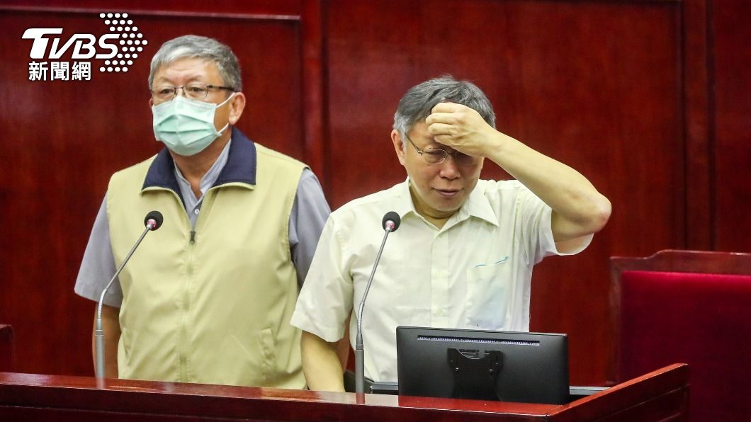 柯文哲（右）與台北市兵役局長傅永茂（左）至北市議會進行專案報告。（圖／中央社）