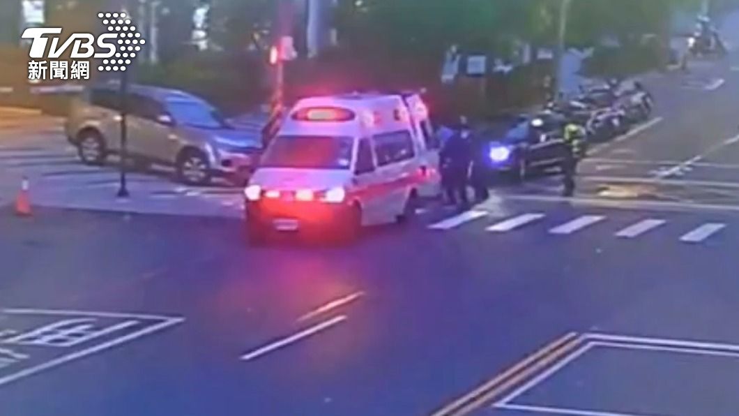 員警著急協助送醫。(圖/TVBS)