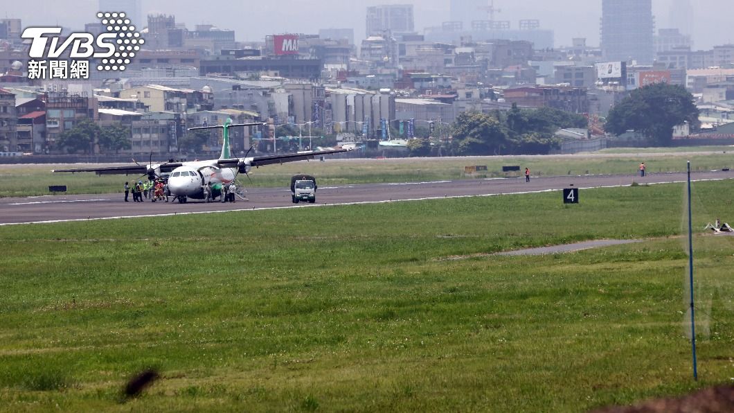 立榮航空松山機場迫降,地勤清理跑道。(圖/中央社)