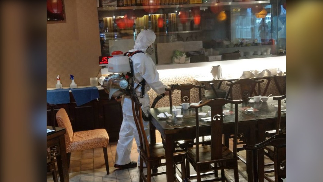 機師在5月4日傍晚,前往南港軟體園區的「餡老滿」用餐待了大約1小時。(圖/TVBS)