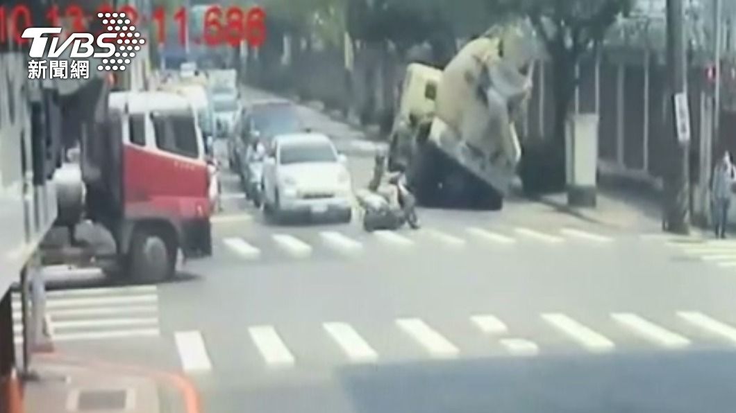 疑似轉彎重心不穩！水泥預拌車側翻覆　壓毀電桿、路樹