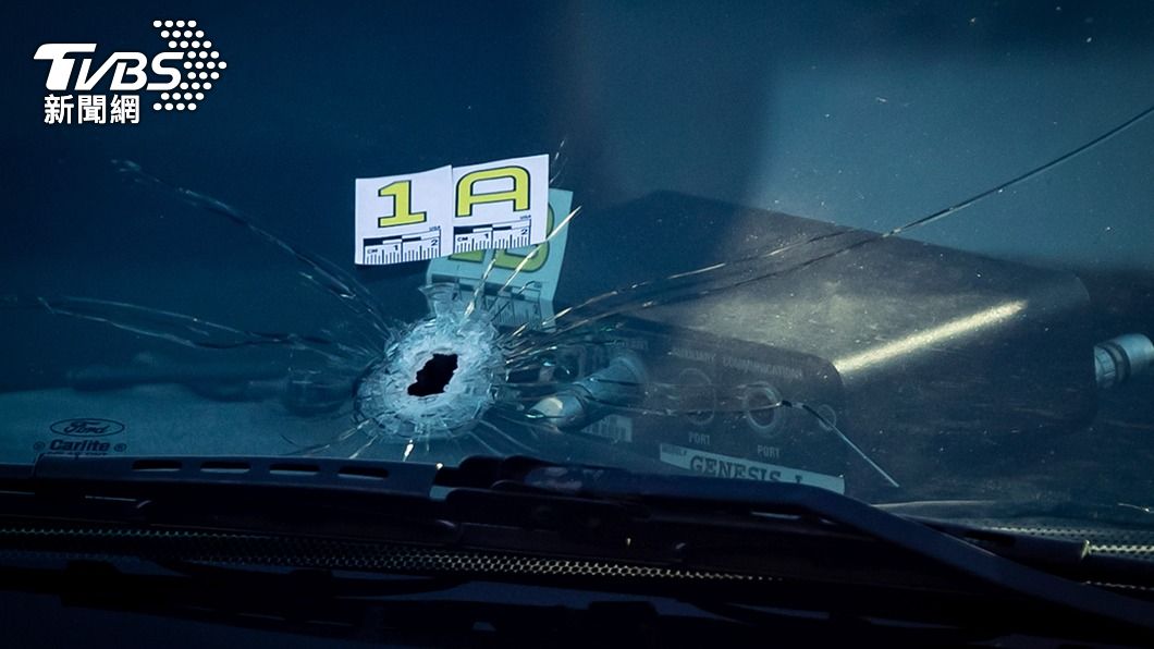 犯嫌在逃亡過程中,對後方追捕警車開槍。(圖/達志影像美聯社)