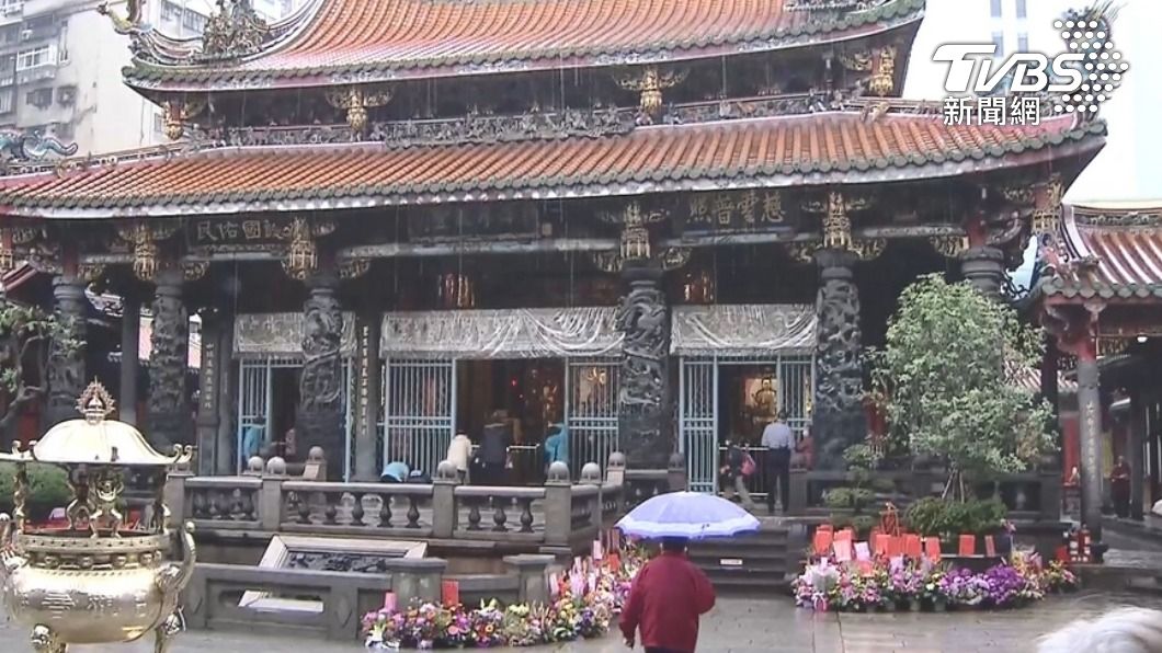 台鐵工作人員要家屬去龍山寺問神。(示意圖/TVBS)