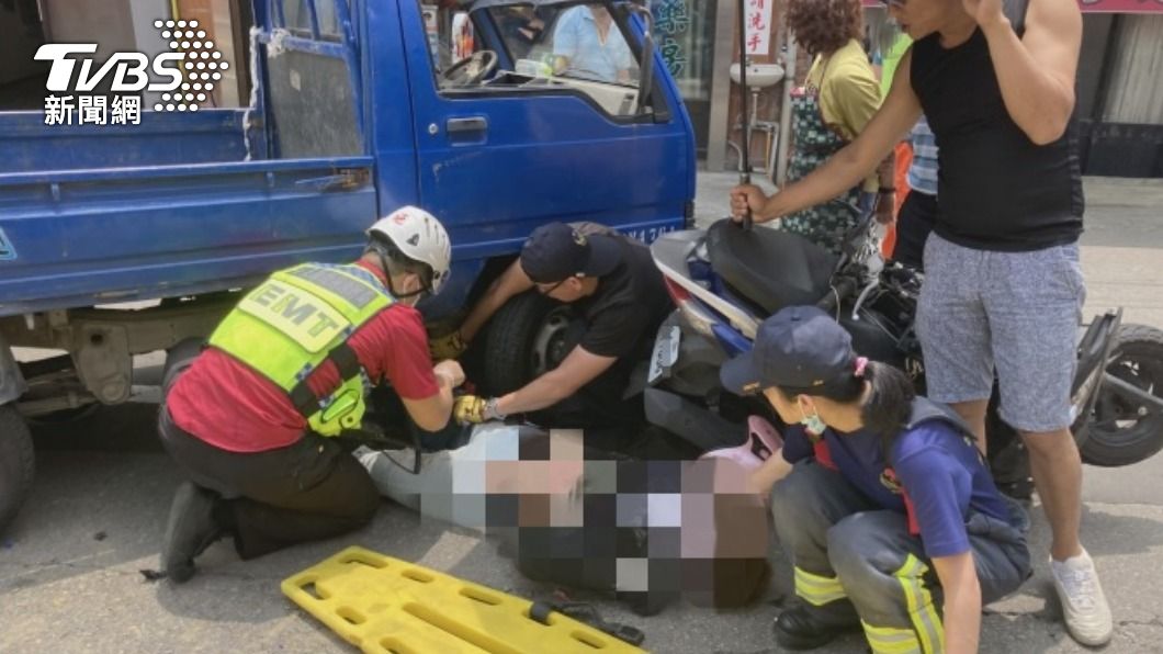 小貨車違規迴轉 無照騎士煞不住「連人帶車卡車底」