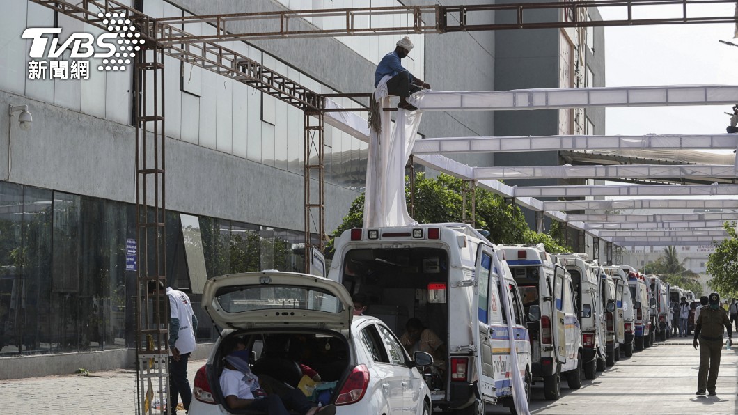 印度疫情嚴峻,大量救護車排成一列待命出勤(圖/達志影像美聯社)