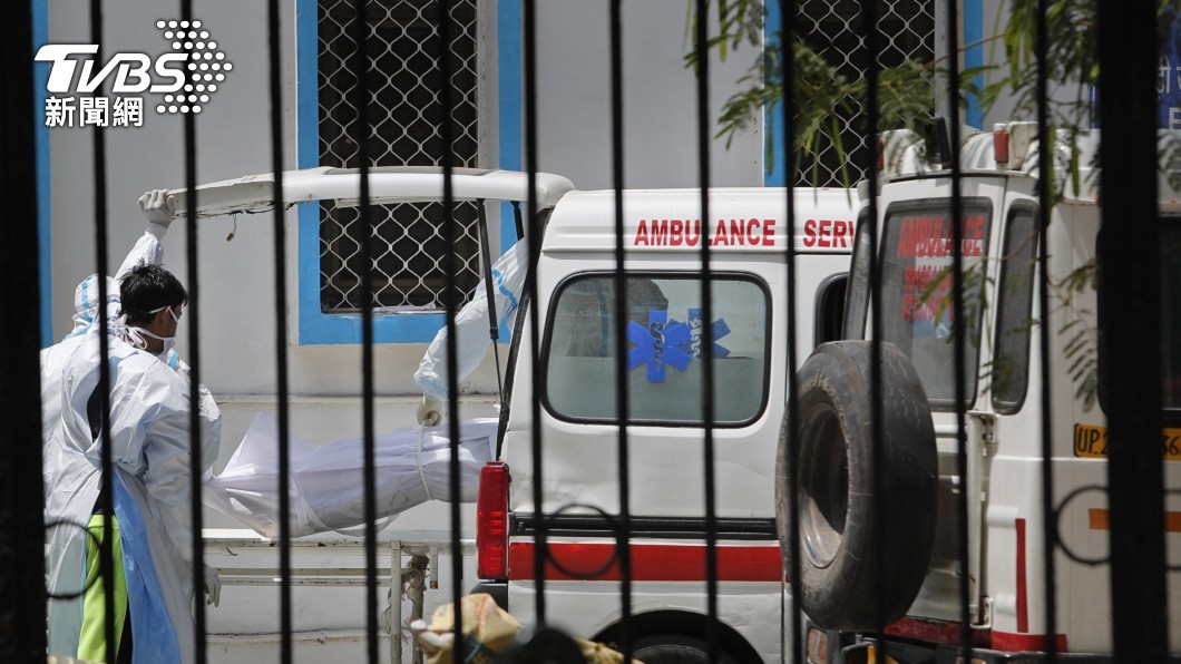 重症病患宣告不治,醫護人員將遺體送上救護車(圖/達志影像美聯社)